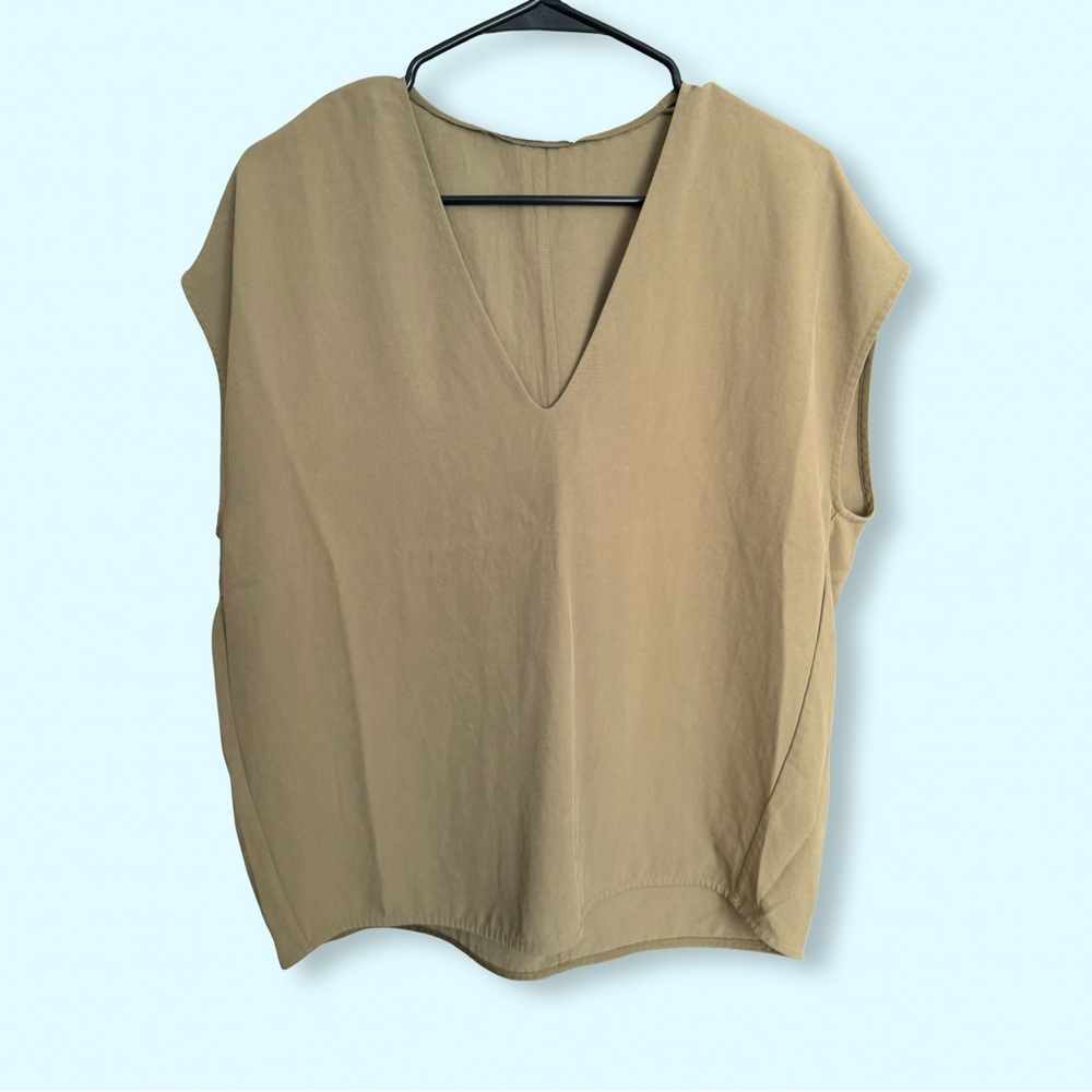 Everlane Japanese GoWeave V-Neck Tee